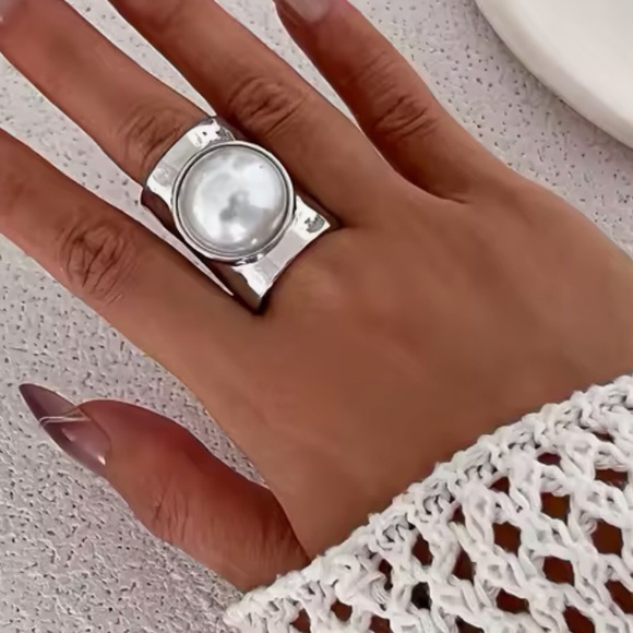Chunky  Gold or Silver faux Pearl Ring - Picture 3 of 4